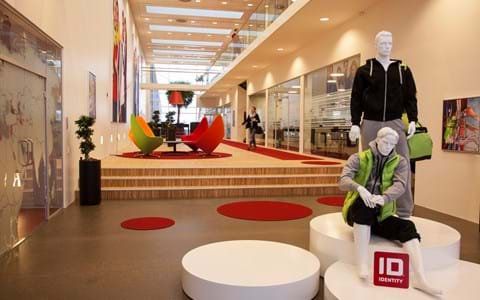 mange røde filttæpper i showroom hos ID identity